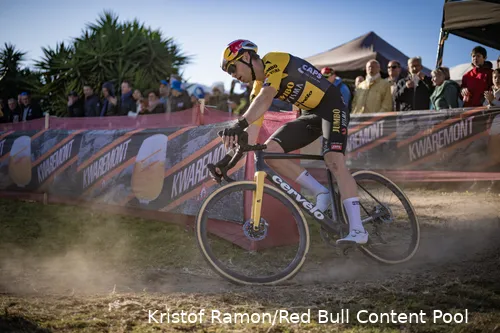 Wout van Aert is dé te kloppen man in de Flandriencross te Hamme