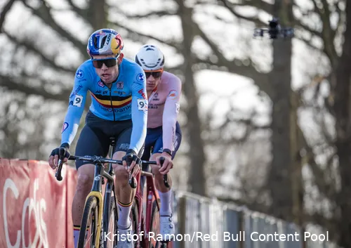 Van Aert voor Van der Poel in Hoogerheide. Aan de meet waren de rollen omgekeerd.