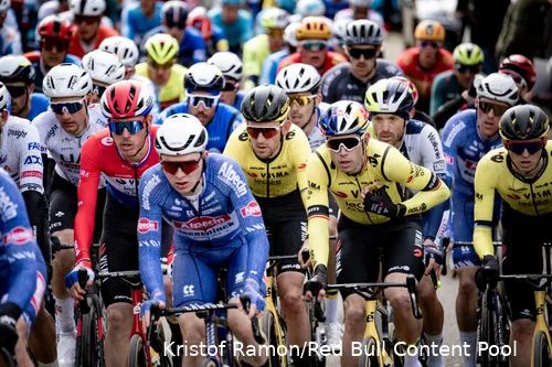 wout van aert peloton
