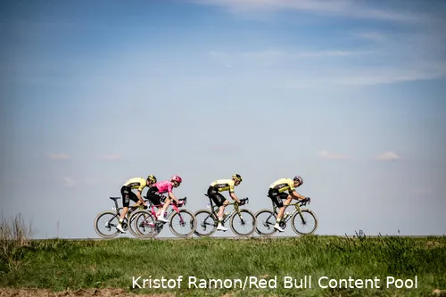 dwars door vlaanderen tiesj benoot matteo jorgenson mathieu van der pel
