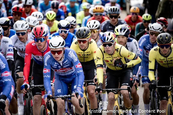 wout van aert peloton