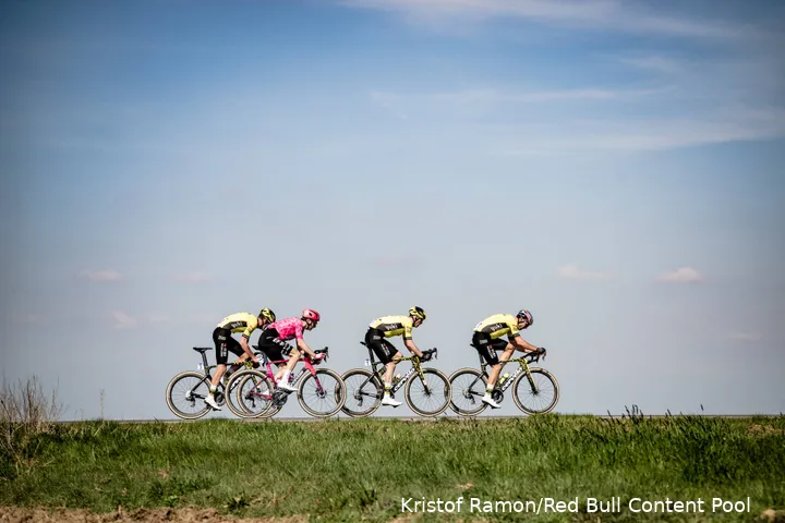dwars door vlaanderen tiesj benoot matteo jorgenson mathieu van der pel