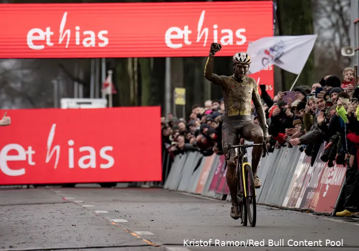 Wout van Aert wint in Dendermonde