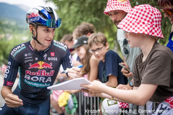 Jai Hindley met fans