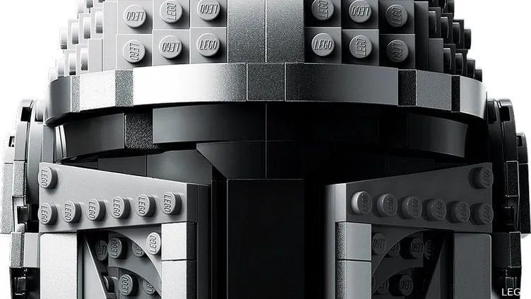 2022 04 14 lego mandalorian helmf1649937441