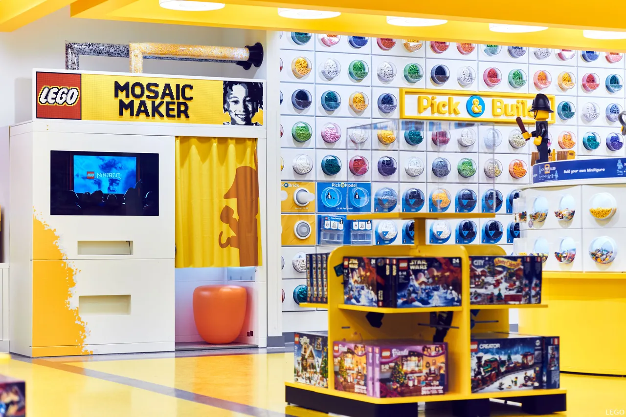 mosaic maker 2 lego store london embargo 171116 copyright lego