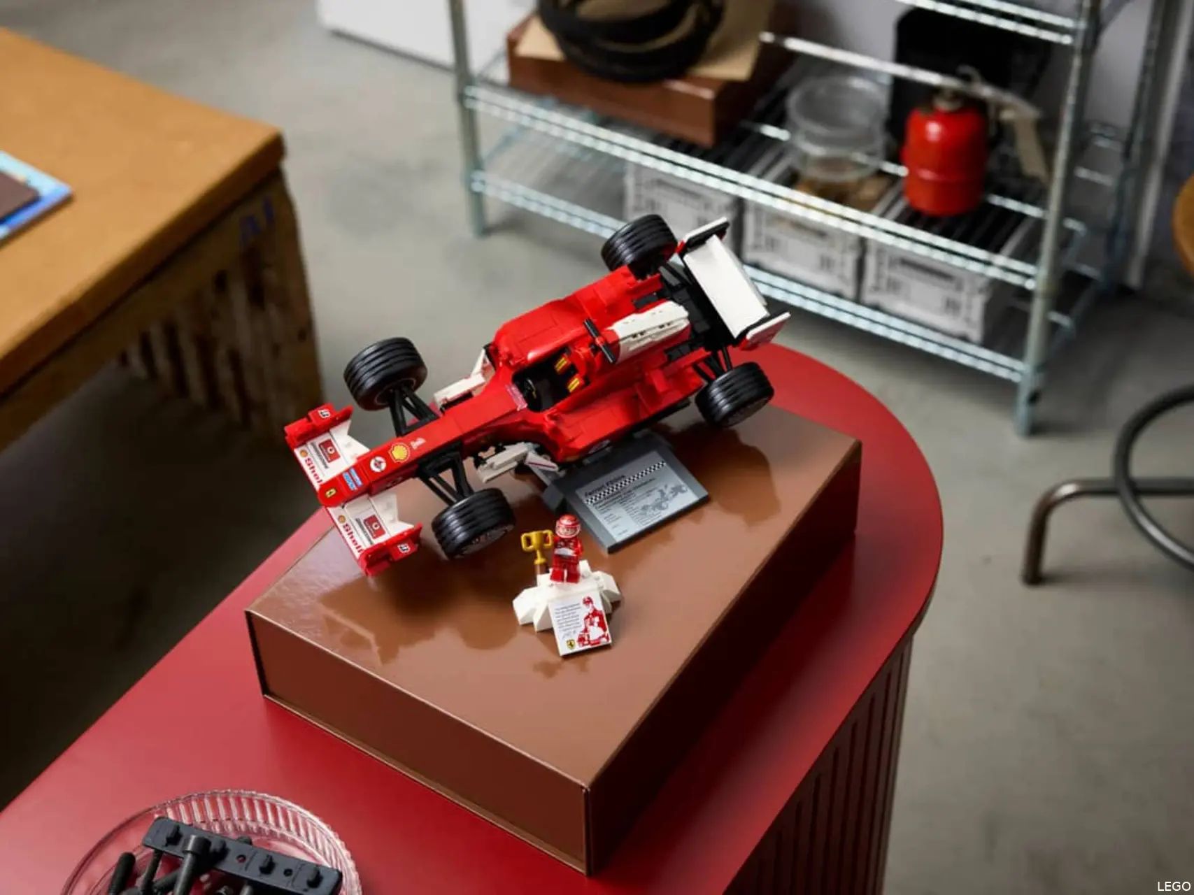 LEGO Icons 11375 Ferrari F2004 en Michael Schumacher