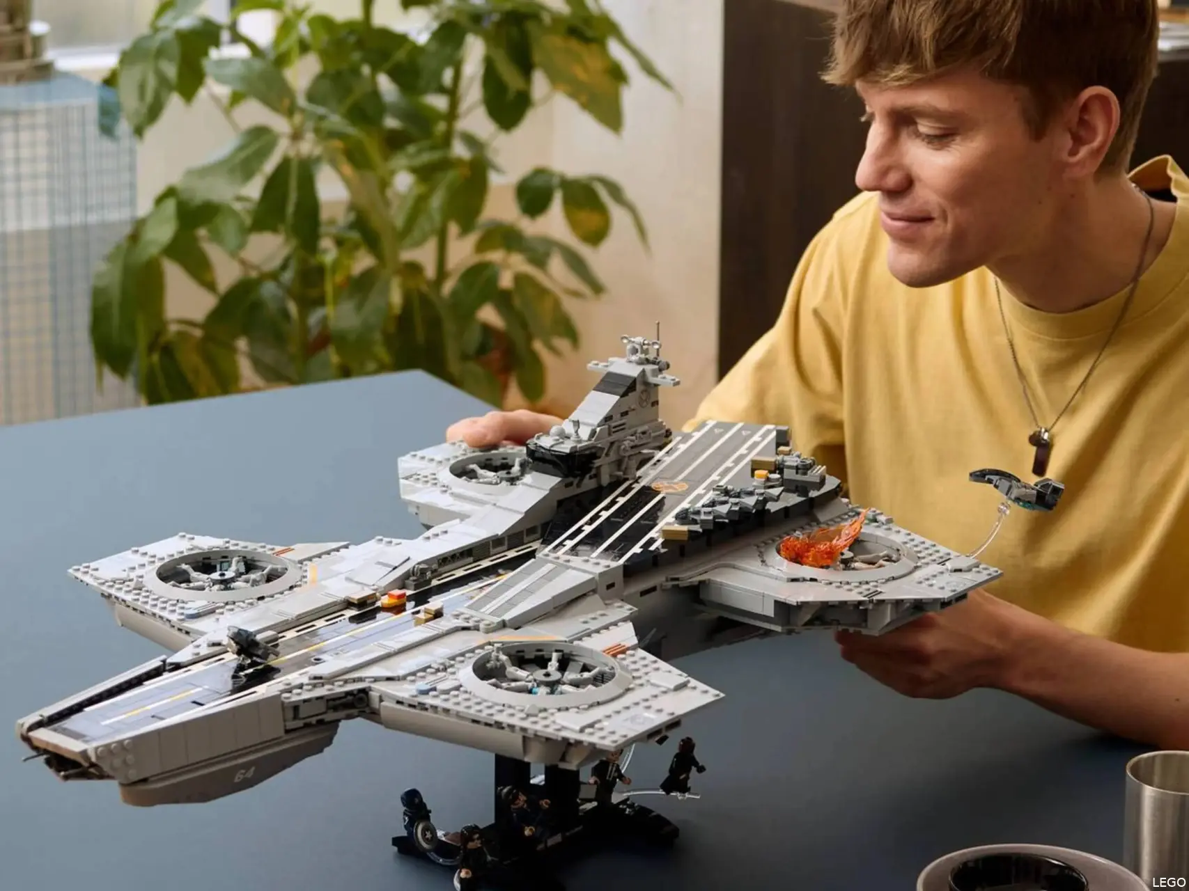 LEGO Marvel SHIELD Helicarrier 76354