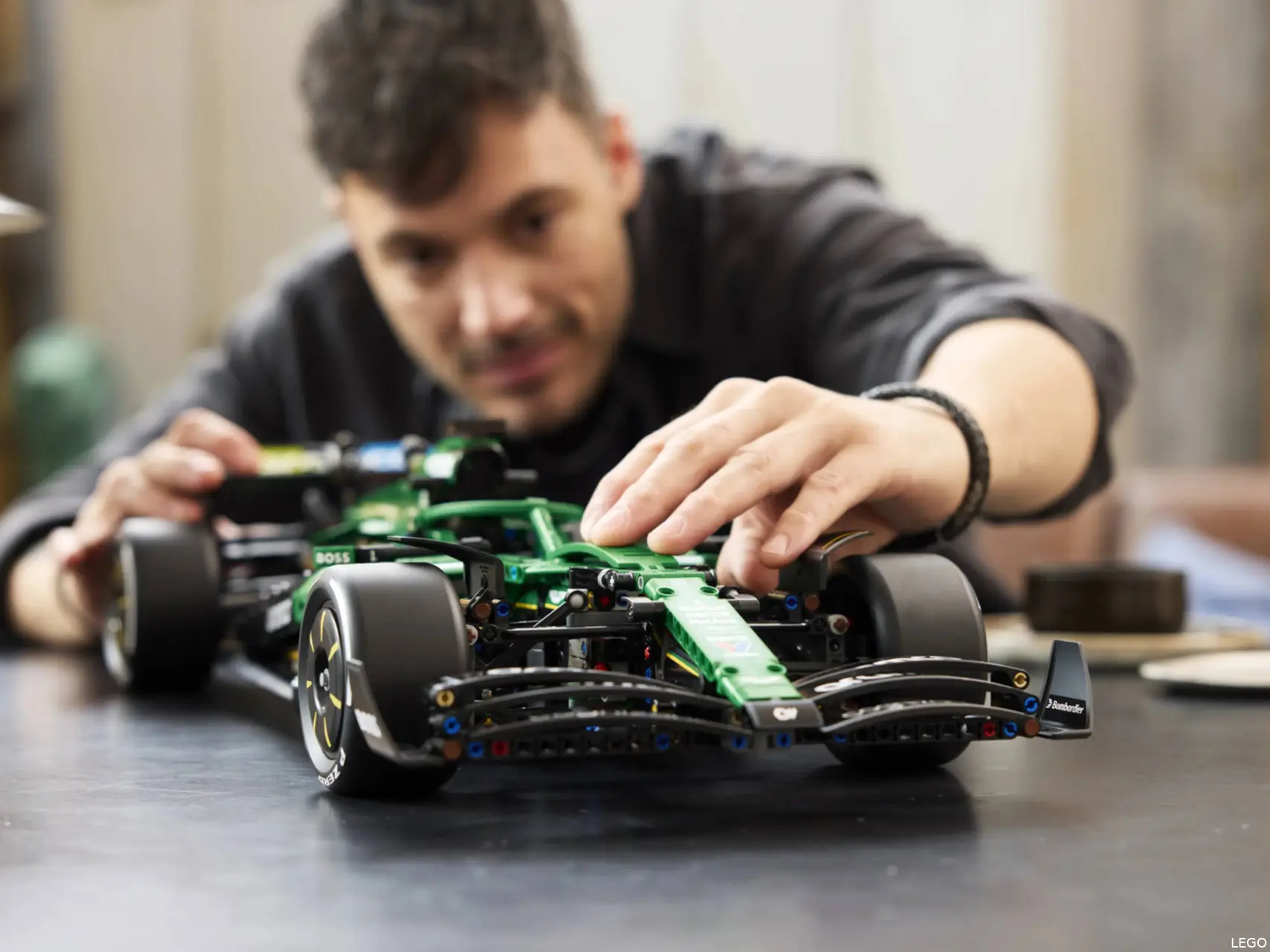 LEGO Technic 42240 Aston Martin Aramco AMR25 vering
