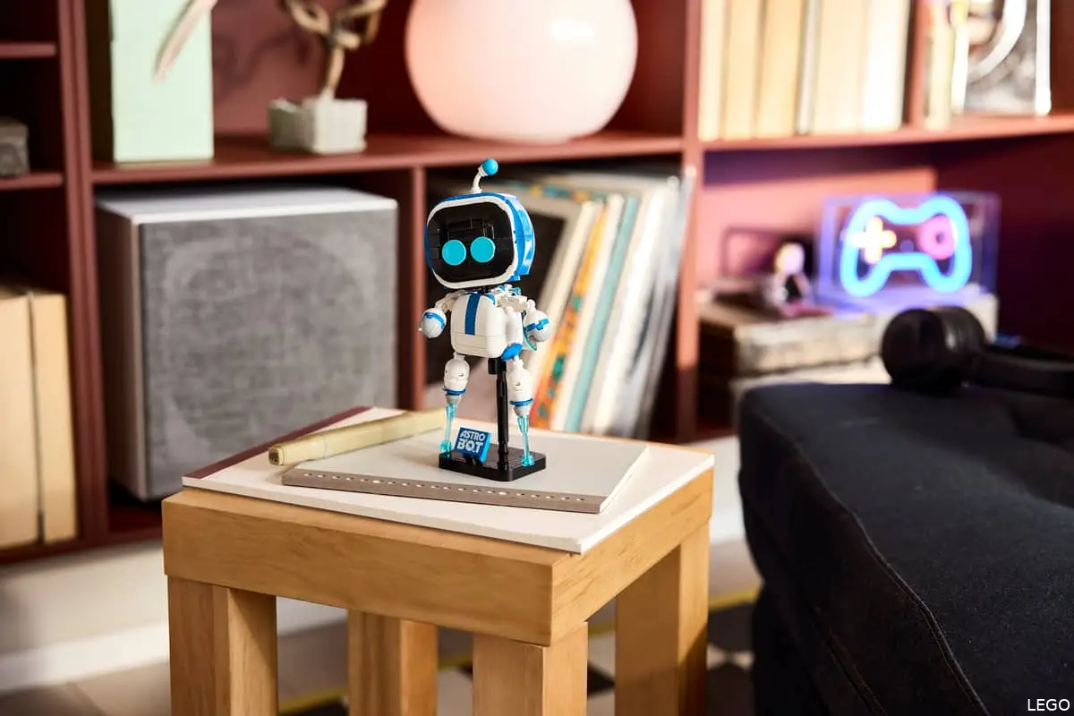 LEGO Astro Bot 40899 Lifestyle