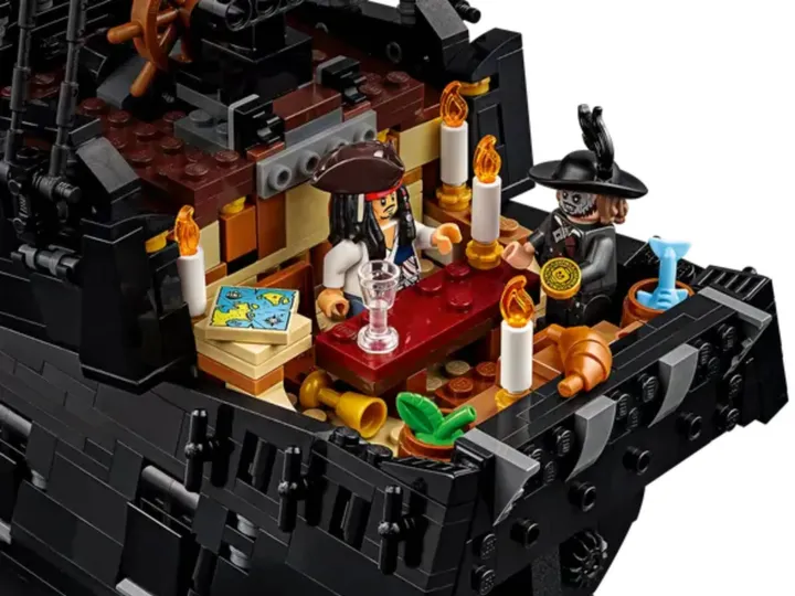 LEGO ICONS Pirates of the Caribbean Captain Jack Sparrows Ship (3)