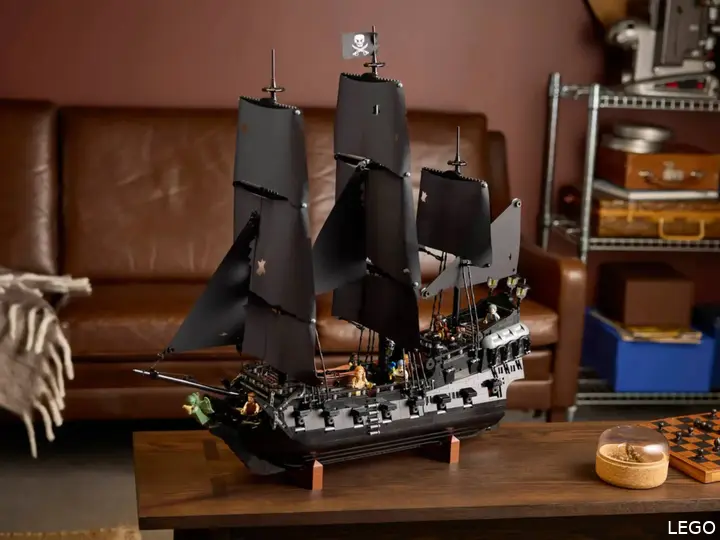 LEGO Icons Piratenschip van Captain Jack Sparrow 10365