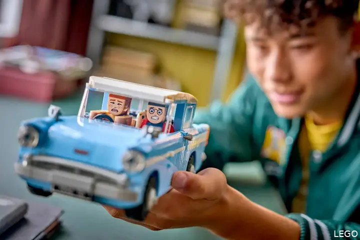 LEGO-flying Ford Anglia 76470