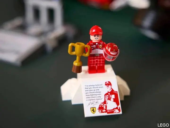 LEGO Icons 11375 Ferrari F2004 en Michael Schumacher (2)