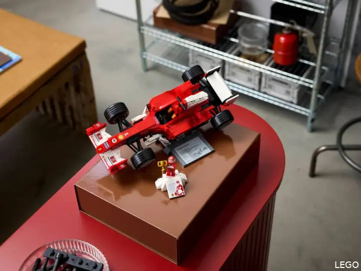 LEGO Icons 11375 Ferrari F2004 en Michael Schumacher