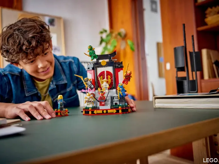LEGO ninjago 15th anniversary display met ninjapersonages