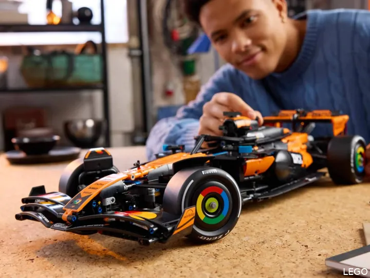 LEGO Technic McLaren 42228 F1 auto (1)