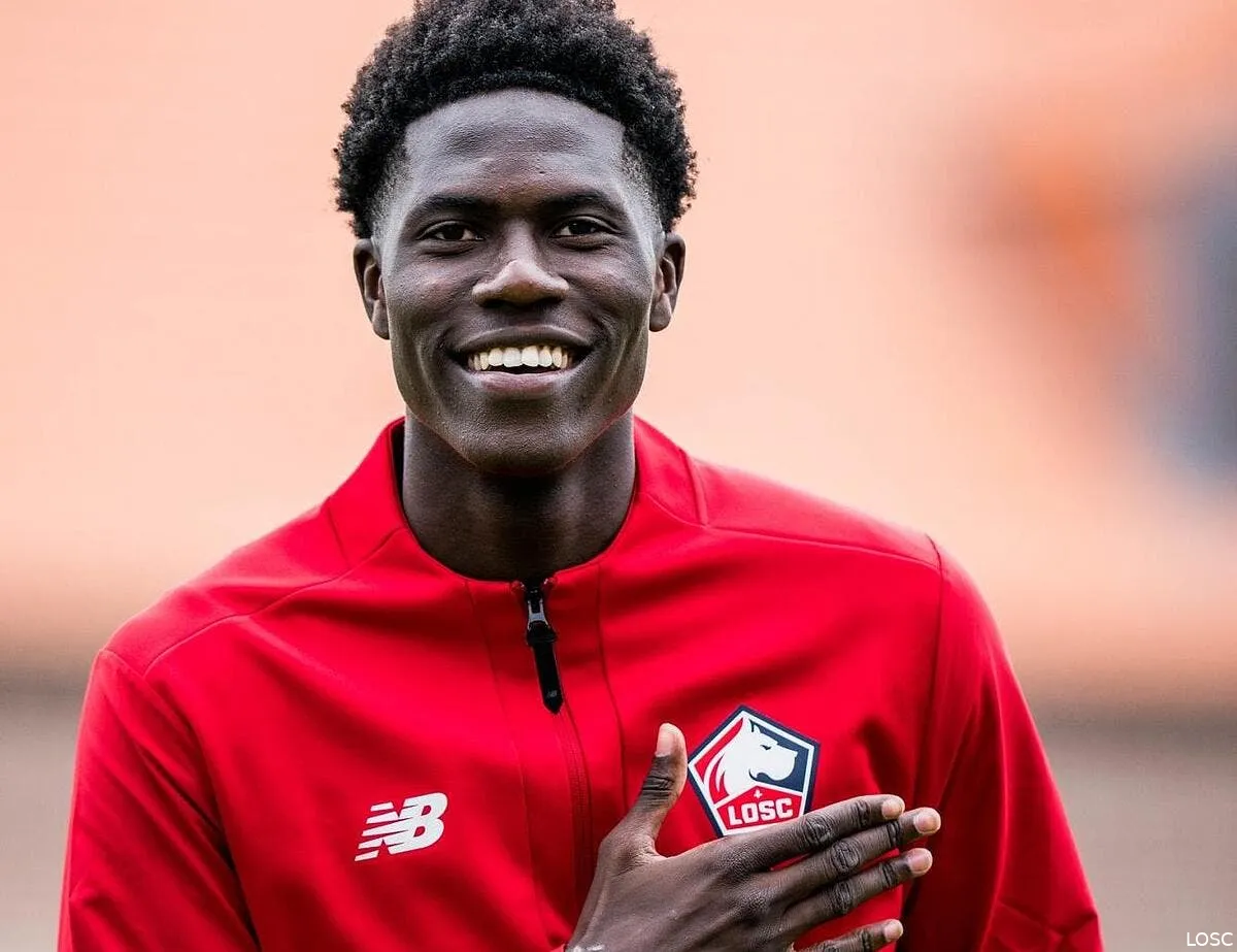 officiel amadou onana signe a lille dsc00213 comp 320685