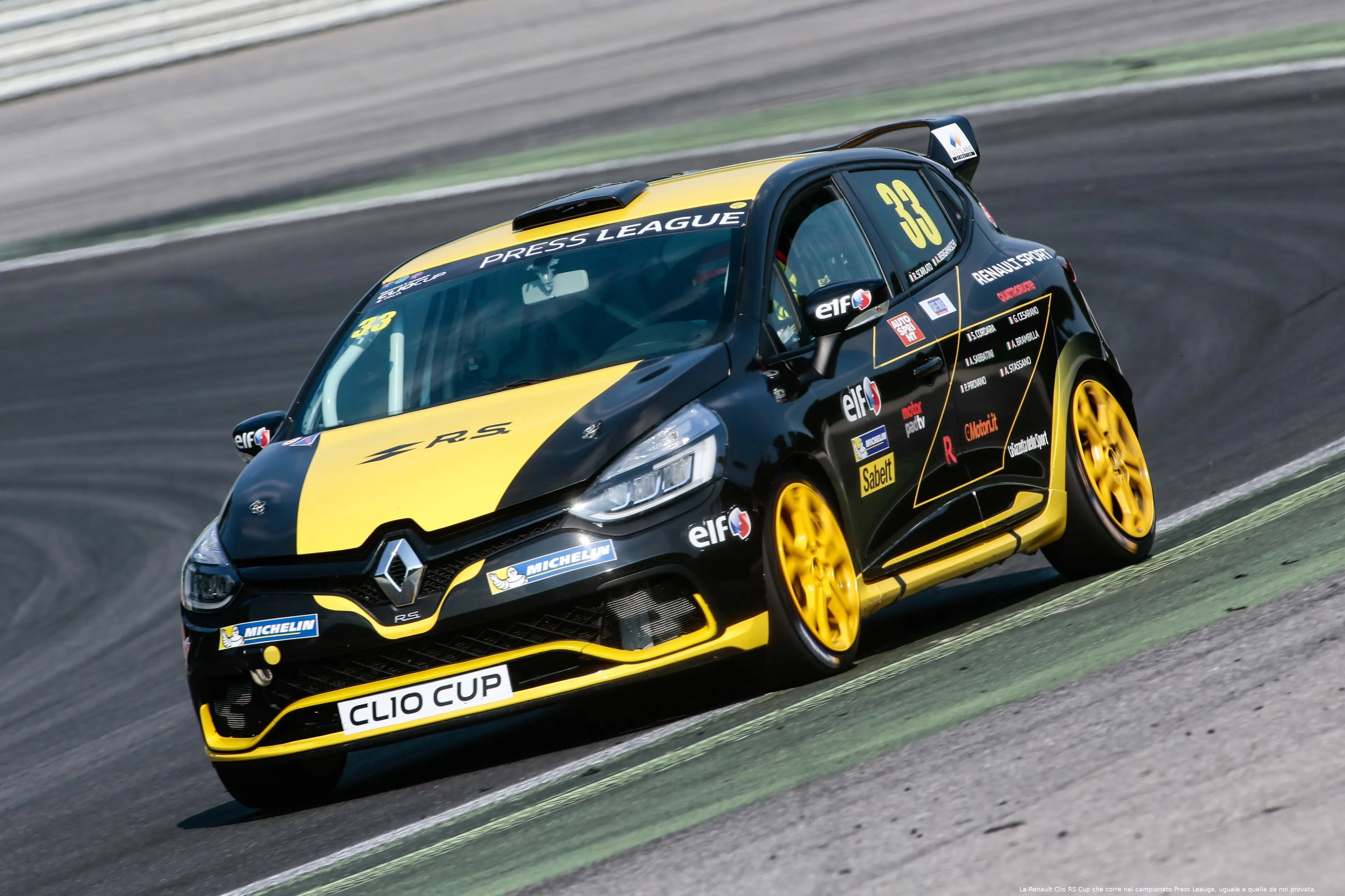 21215428 cs parte da imola la volata finale della clio cup italia e clio cup press