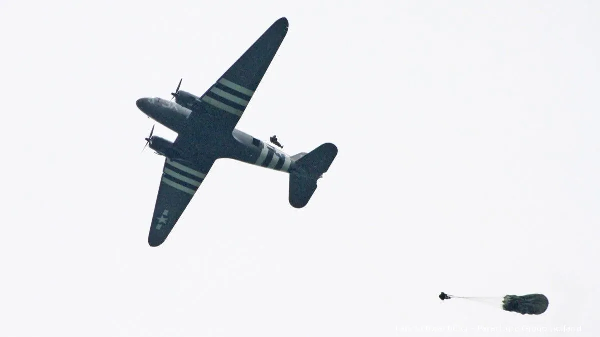 Dropping Parachute Group Holland