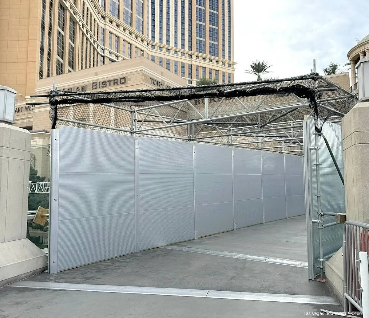 Metalplader dækker udsigten ved Las Vegas Boulevard
