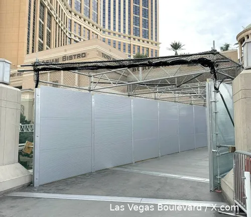 Metalplader dækker udsigten ved Las Vegas Boulevard