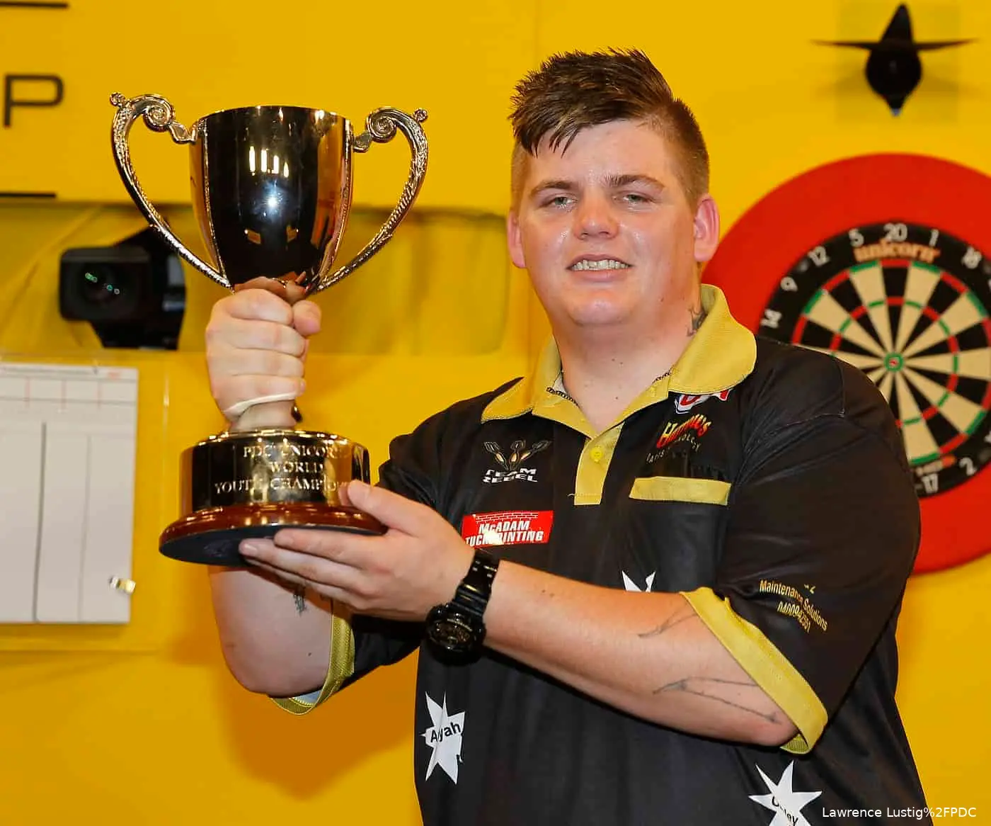 Corey Cadby posiert mit dem Pokal.