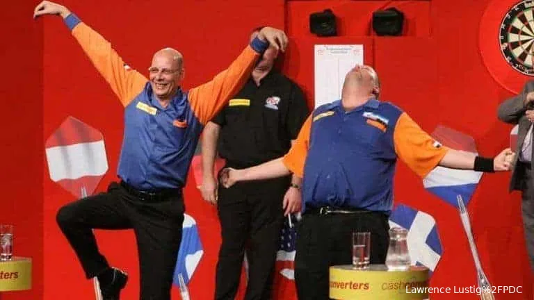 co stompe raymond van barneveld darts 3432351