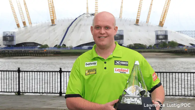 Michael van Gerwen posiert mit der Premier League-Trophäe.