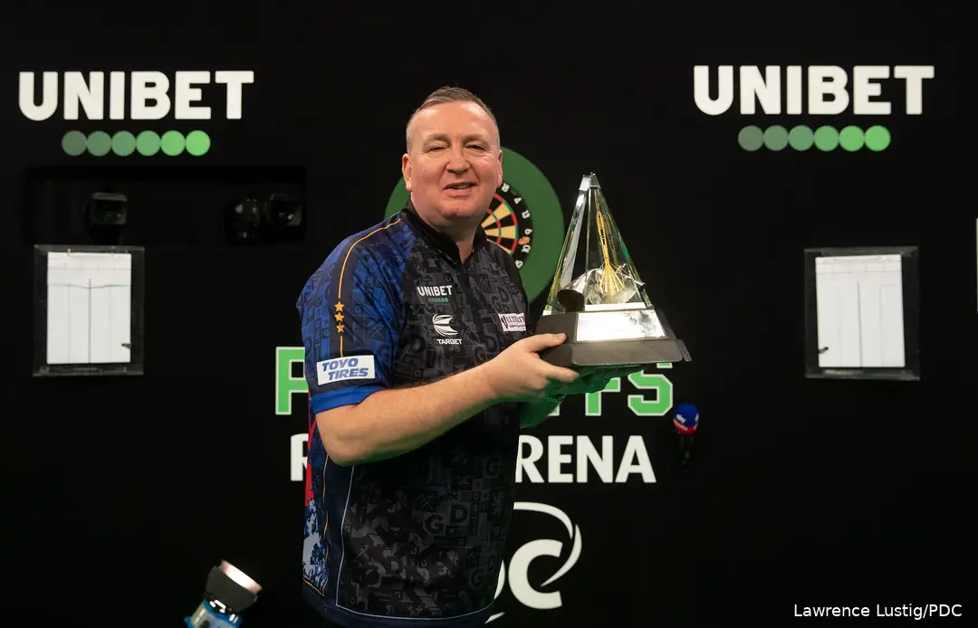 Glen Durrant poseert met de Premier League-trofee.
