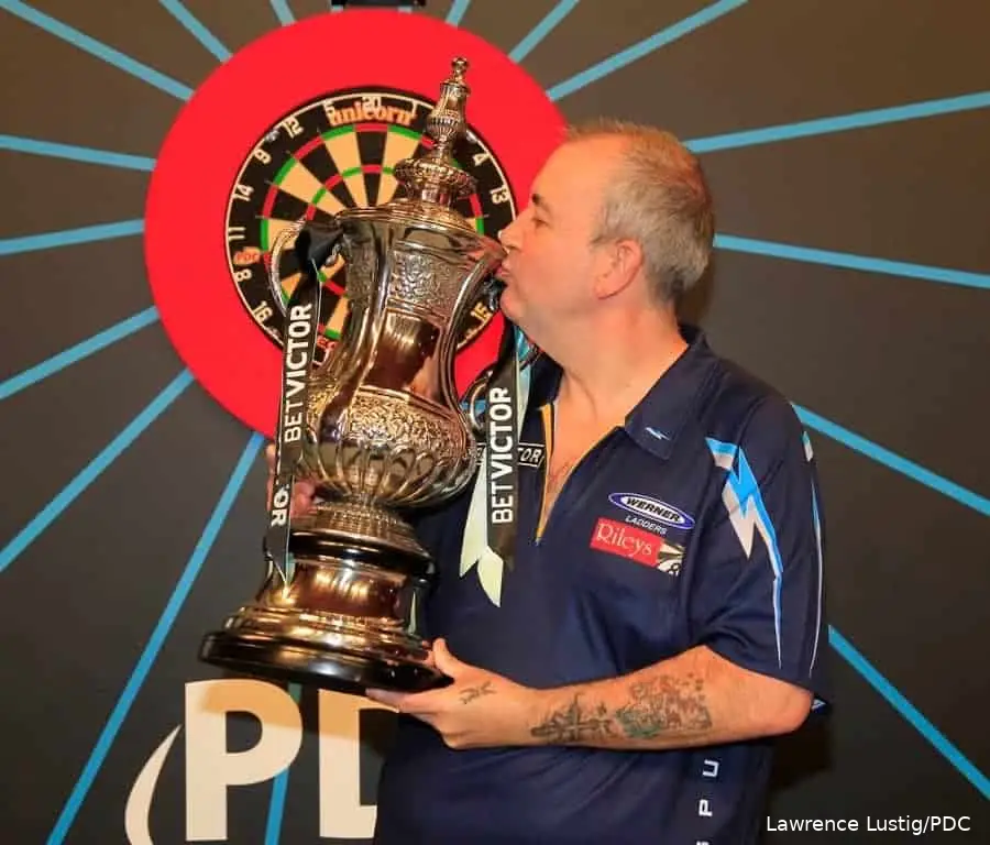 Phil Taylor kust de World Matchplay-trofee.