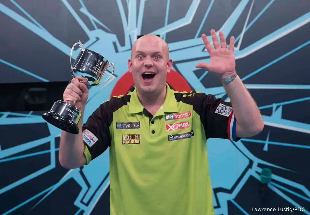Michael van Gerwen Masters poseert met de World Masters-trofee.