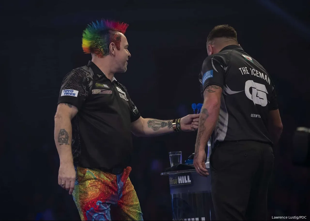 Manchmal sind die Haare des Schotten das Highlight seines Outfits. Mit einer Frisur in allen Farben des Regenbogens schlug er Price, um das Finale der Weltmeisterschaft 2020 zu erreichen.