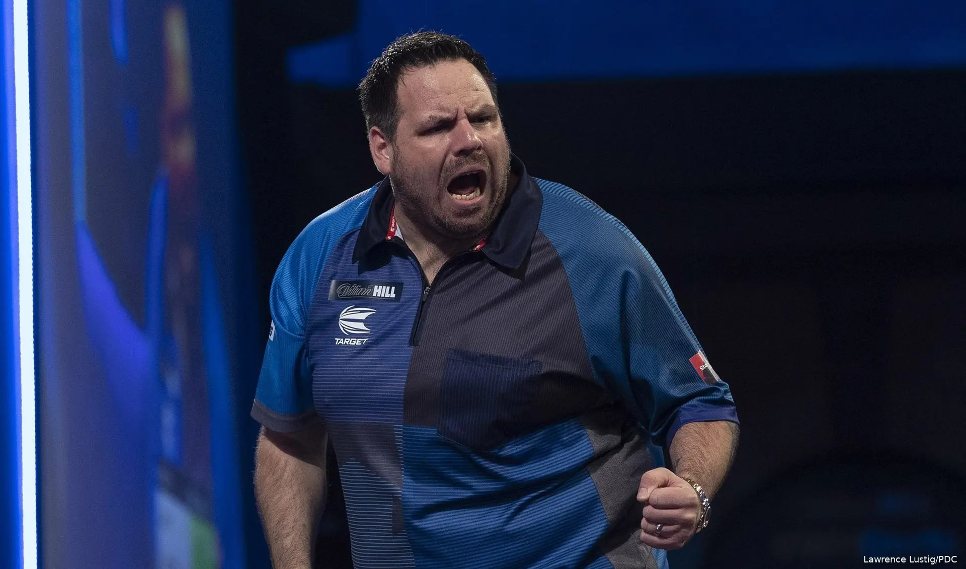 Adrian Lewis juichend op het podium