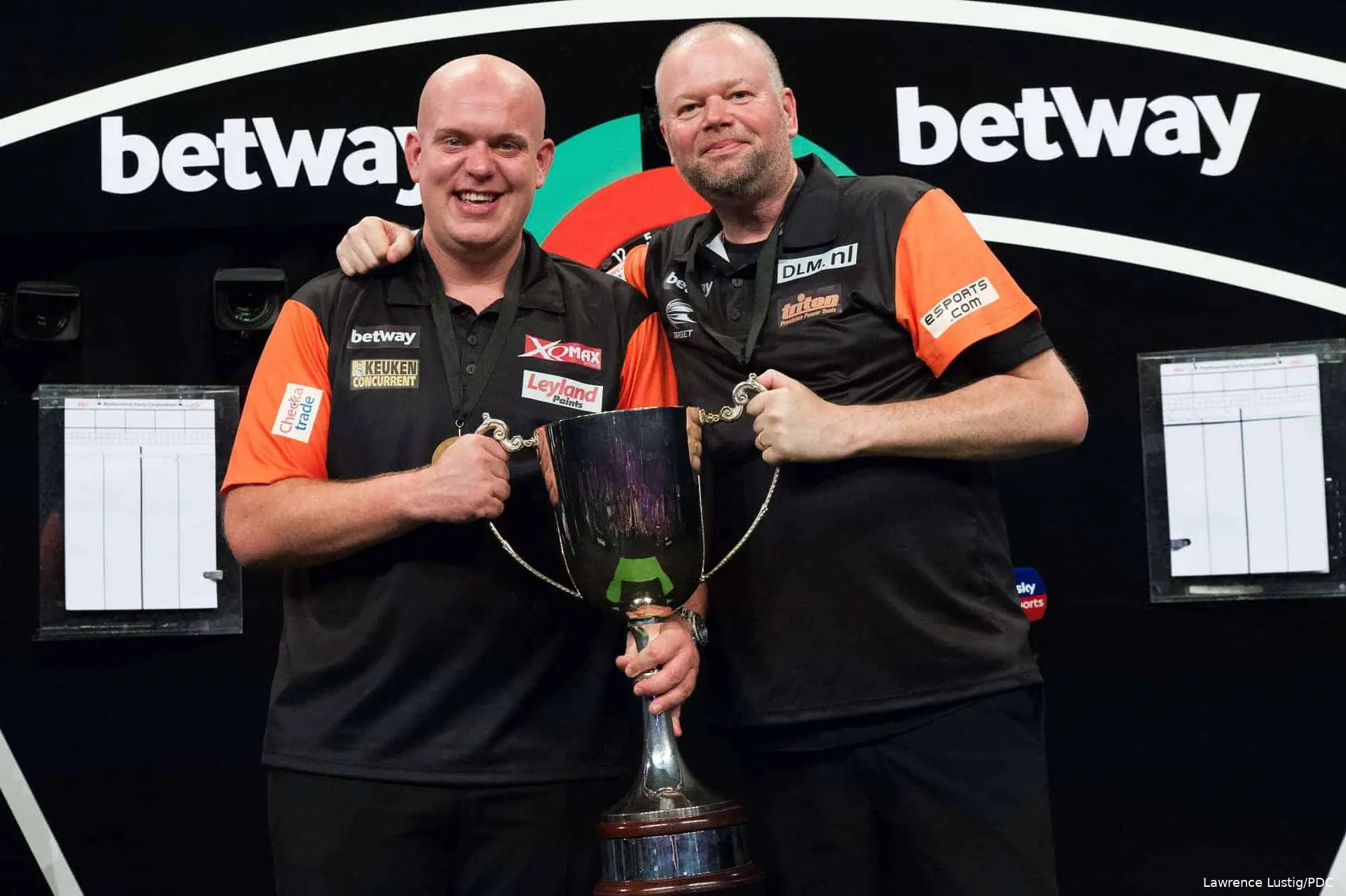 Michael van Gerwen en Raymond van Barneveld houden de beker vast