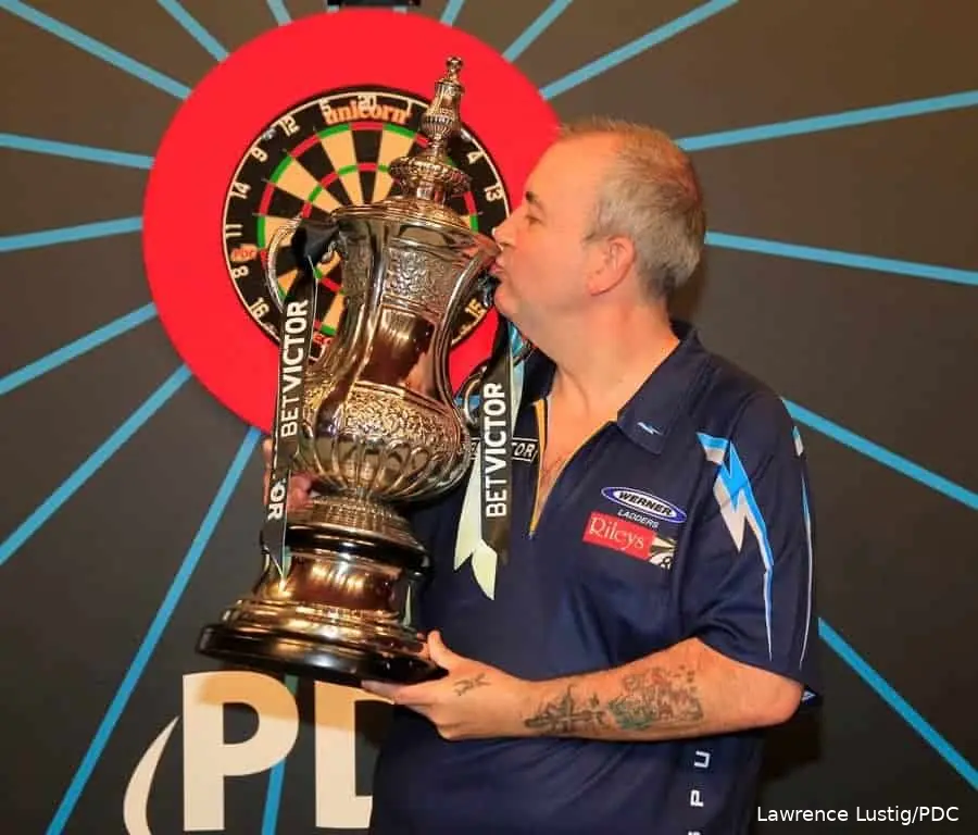 Phil Taylor kust de World Matchplay-trofee.