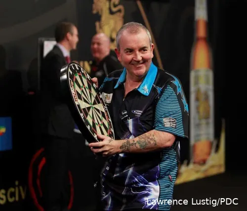 Phil Taylor beherrschte die Dartscheibe wie kein anderer. In seiner fast 30-jährigen Karriere gewann Phil Taylor so ziemlich alles, was es zu gewinnen gab, darunter 16 Weltmeistertitel und 220 weitere Titel.