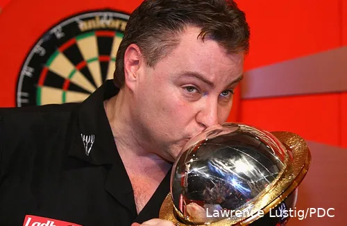 John Part küsst WM-Pokal nach seinem Sieg 2003&amp;amp;amp;amp;lt;br&amp;amp;amp;amp;gt;