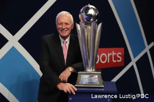 Voormalig PDC-voorzitter Barry Hearn vindt de kritiek op tienersensatie Luke Littler onterecht