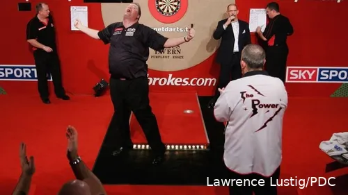 Na een legendarische finale veroverde Raymond van Barneveld in 2007 zijn vijfde wereldtitel door zijn grote rivaal Phil Taylor met 7-6 te verslaan