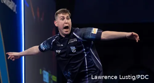 Borland juicht na het gooien van zijn negendarter