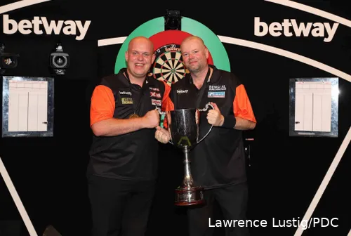 Michael van Gerwen en Raymond van Barneveld houden de trofee omhoog na het winnen van de World Cup of Darts.