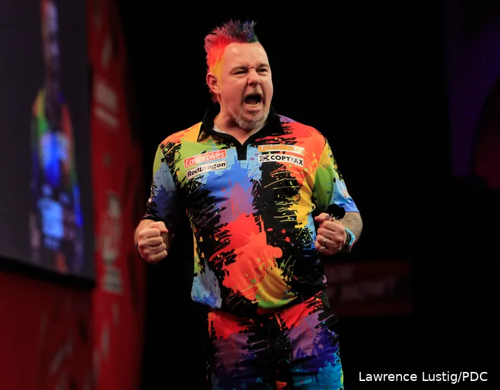 Farbkleckse auf Wrights Hemd! Der Schotte begann seine Kampagne für die Weltmeisterschaft 2014 sehr farbenfroh.