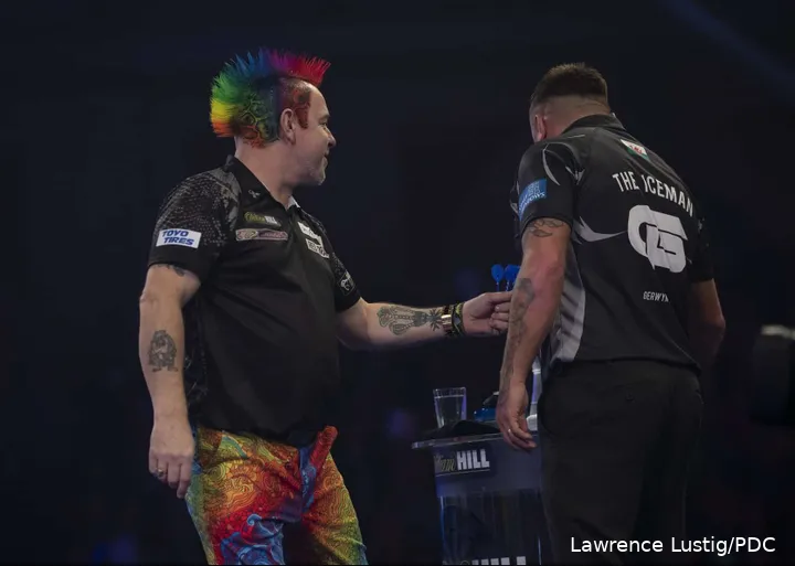 Manchmal sind die Haare des Schotten das Highlight seines Outfits. Mit einer Frisur in allen Farben des Regenbogens schlug er Price, um das Finale der Weltmeisterschaft 2020 zu erreichen.