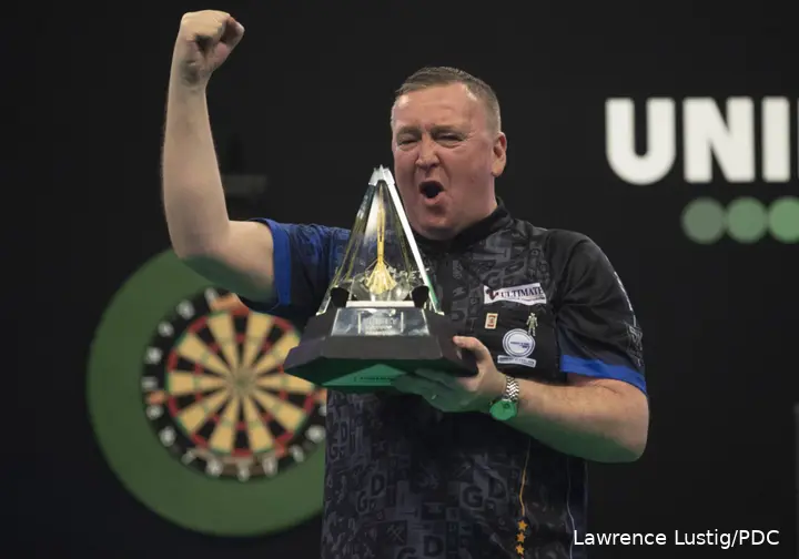 Glen Durrant mit seiner Premier League Darts-Trophäe