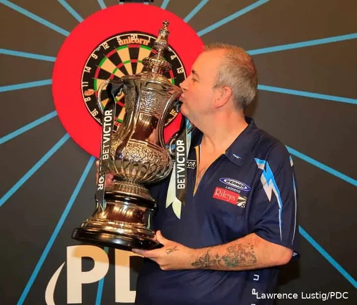 Phil Taylor küsst die World Matchplay-Trophäe.