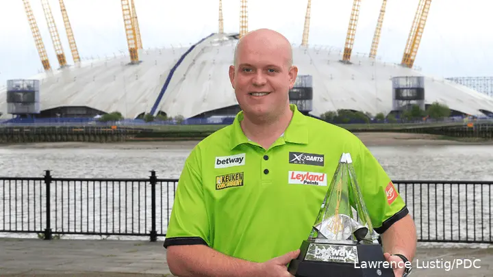 Michael van Gerwen posiert mit der Premier League-Trophäe.