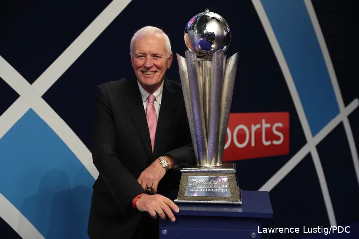 Voormalig PDC-voorzitter Barry Hearn vindt de kritiek op tienersensatie Luke Littler onterecht
