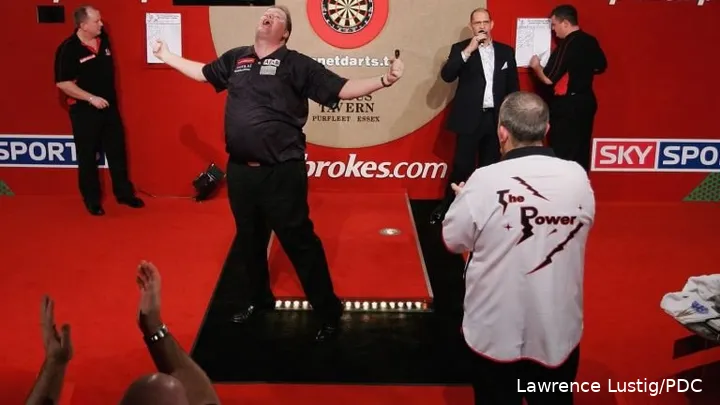 Na een legendarische finale veroverde Raymond van Barneveld in 2007 zijn vijfde wereldtitel door zijn grote rivaal Phil Taylor met 7-6 te verslaan