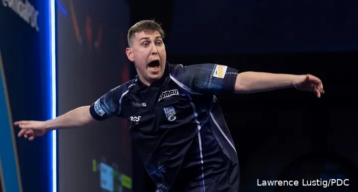 Borland juicht na het gooien van zijn negendarter